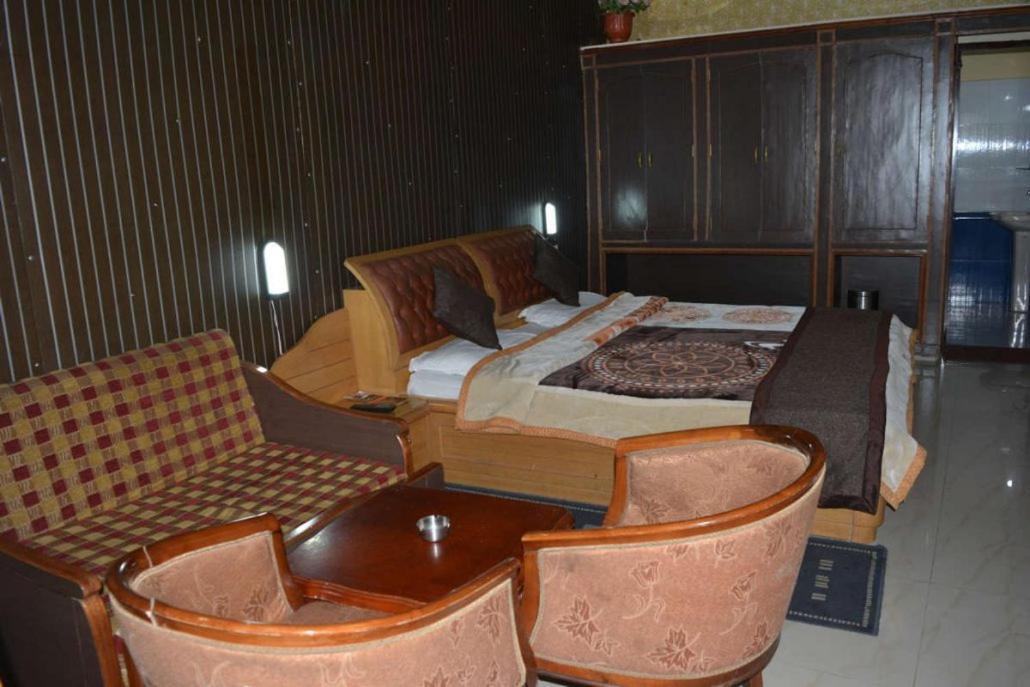 Hotel Crystal Palace Dhanaulti Exterior foto